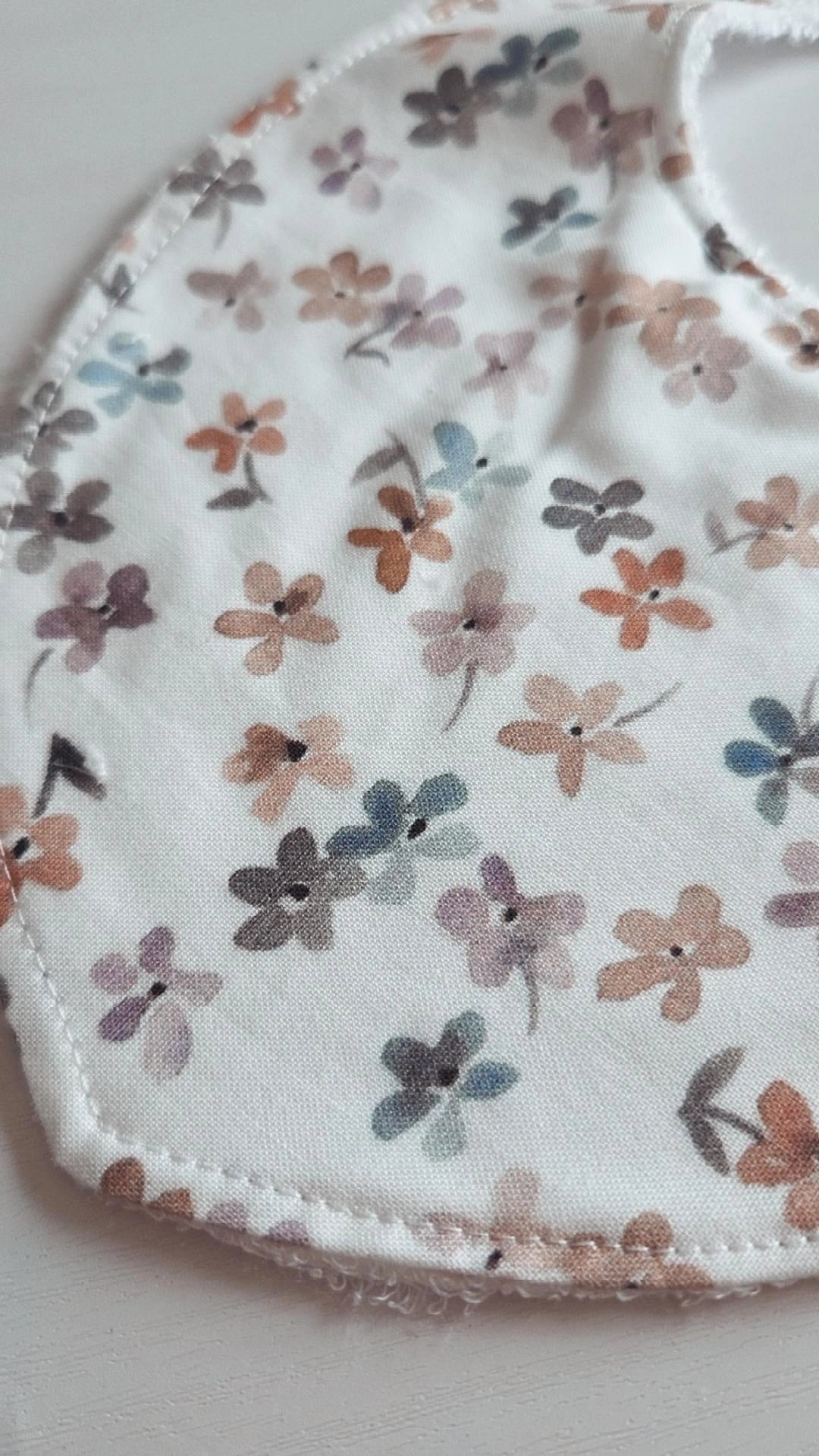 Bavoir - Fleuri mauve et bleu