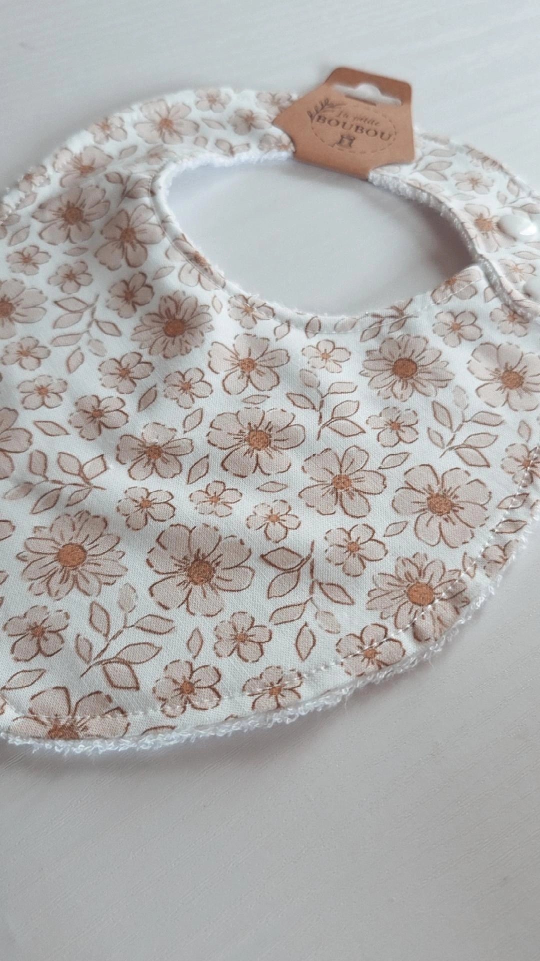 Bavoir - Blanc fleurs beige