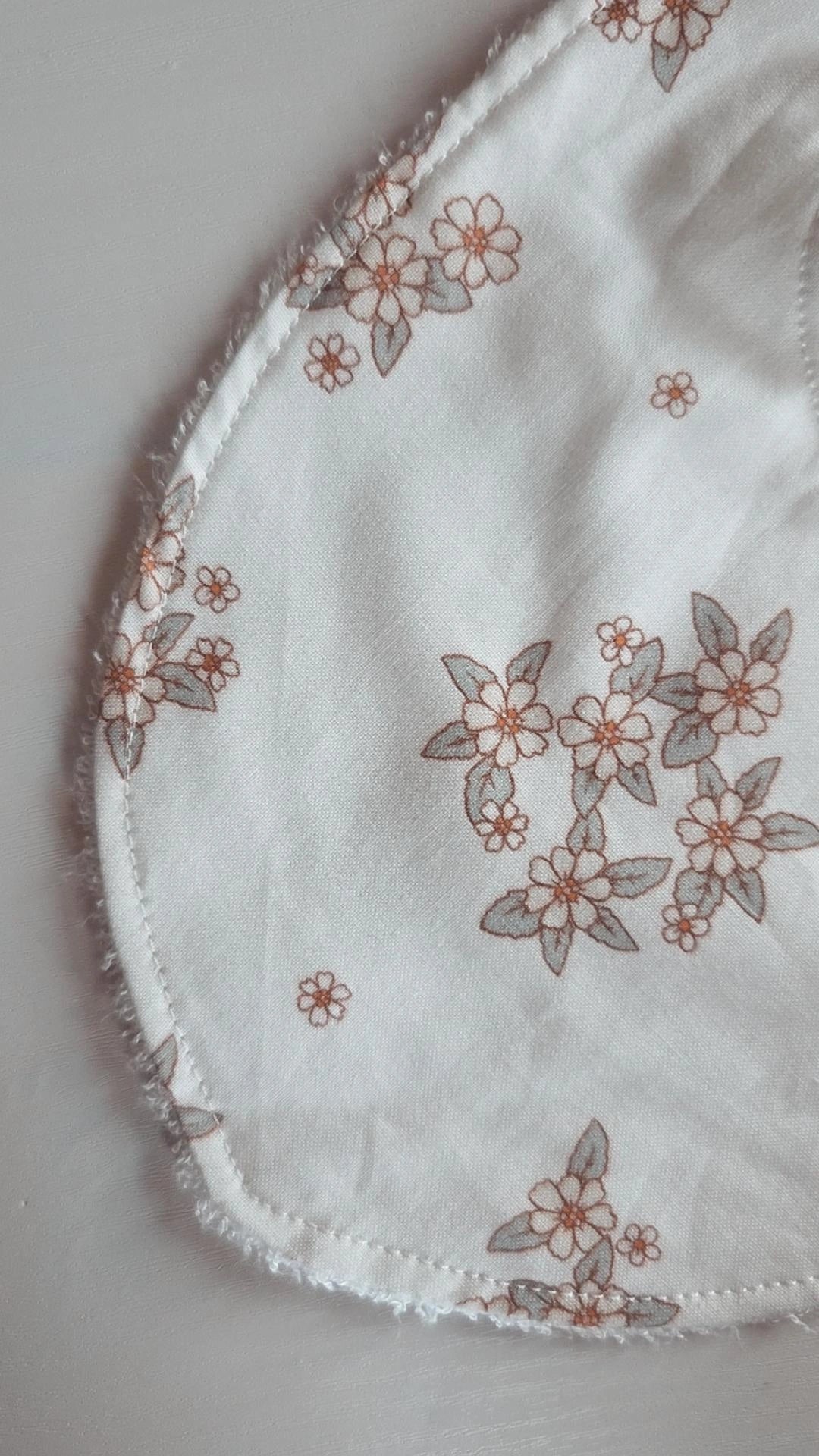 Bavoir - Blanc fleuri