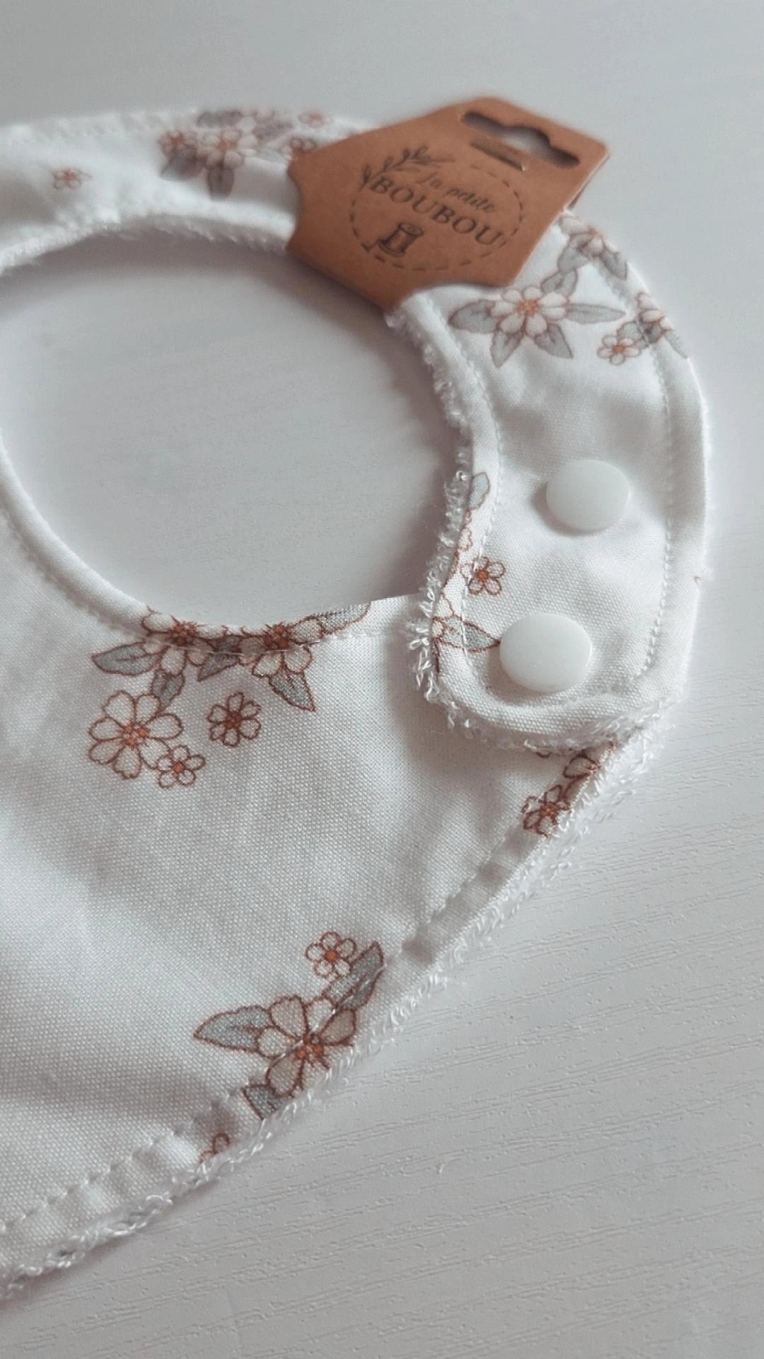 Bavoir - Blanc fleuri