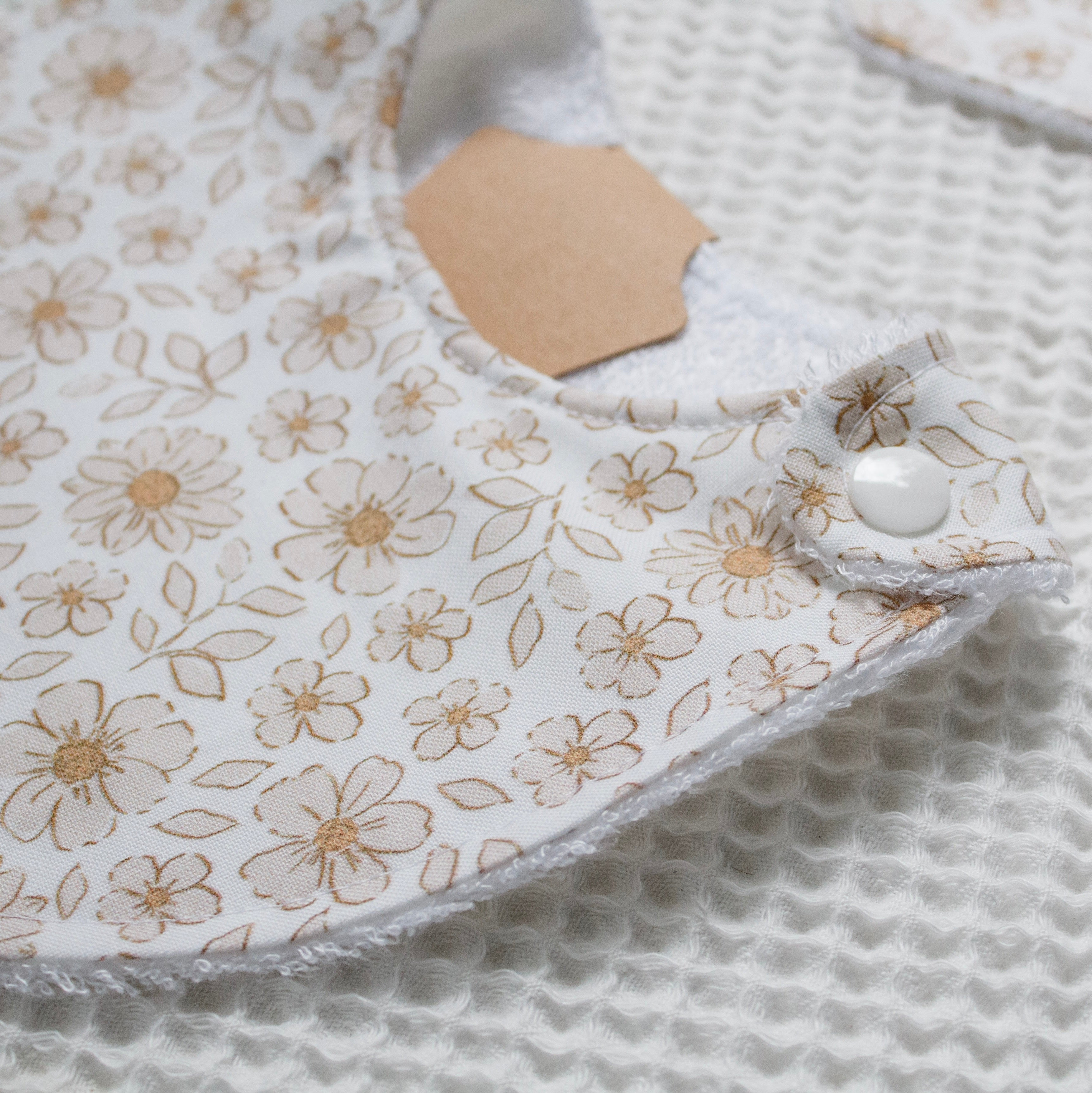 Bavoir - Blanc fleurs beige