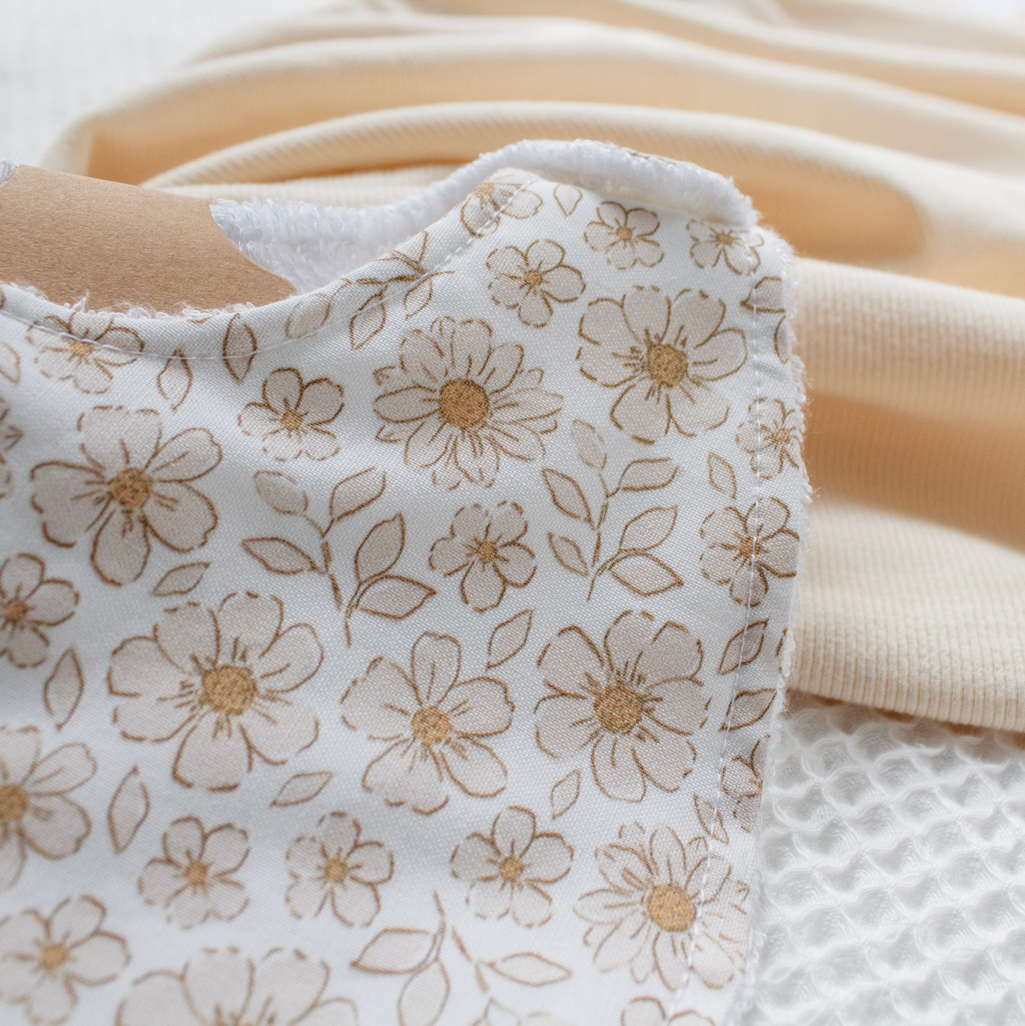 Bavoir - Blanc fleurs beige