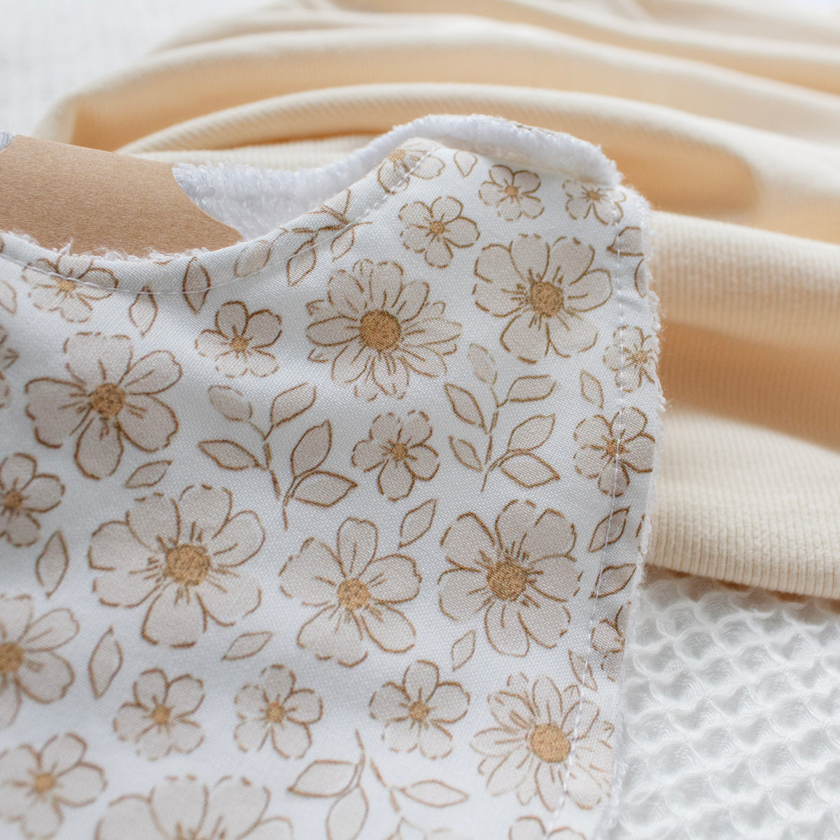 Bavoir - Blanc fleurs beige