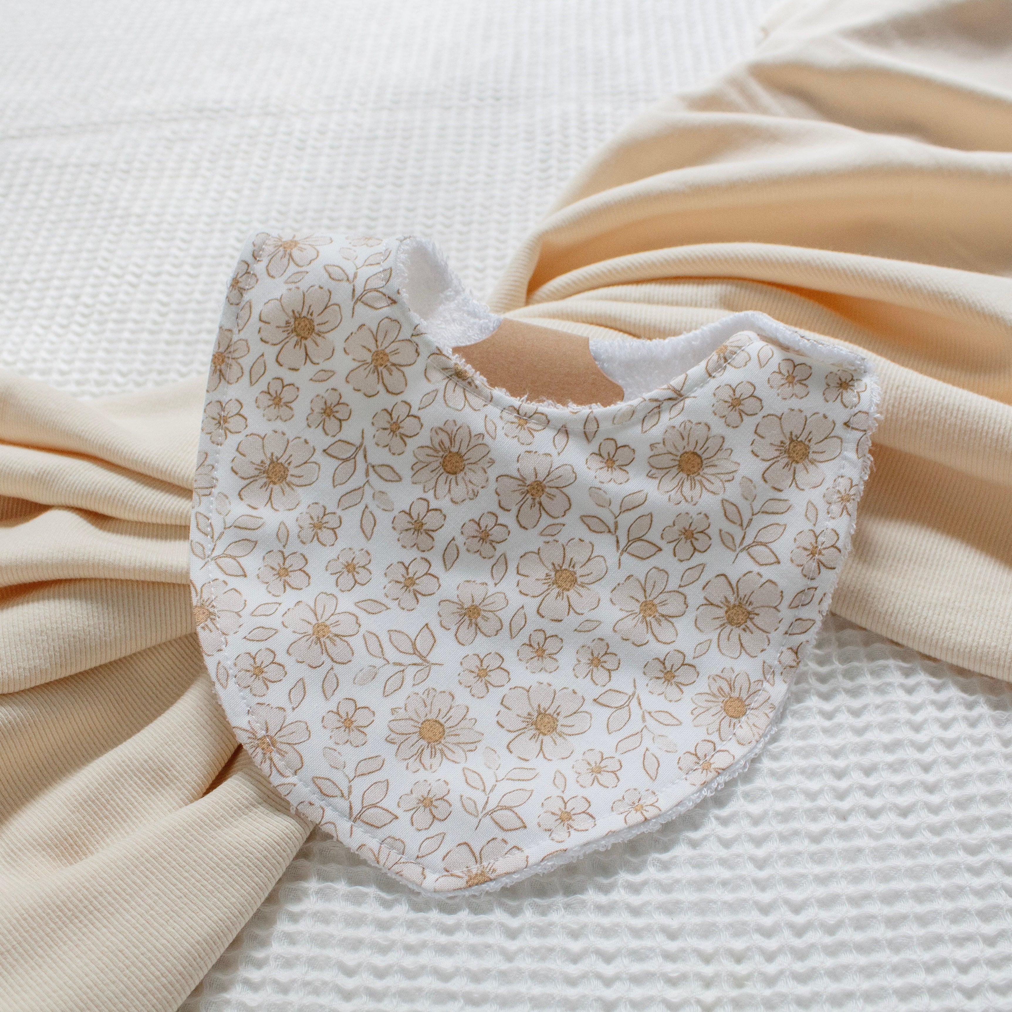 Bavoir - Blanc fleurs beige
