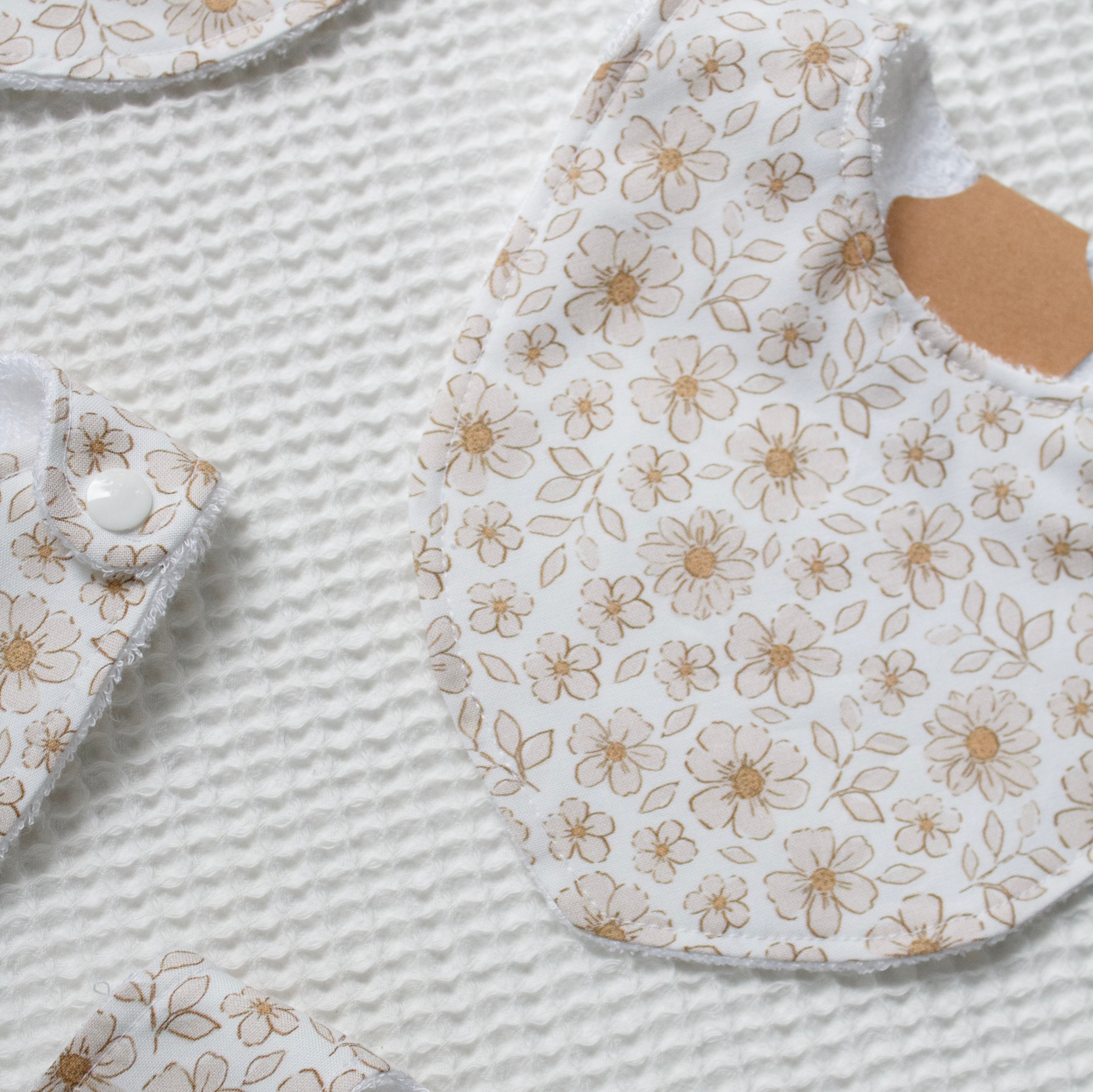Bavoir - Blanc fleurs beige