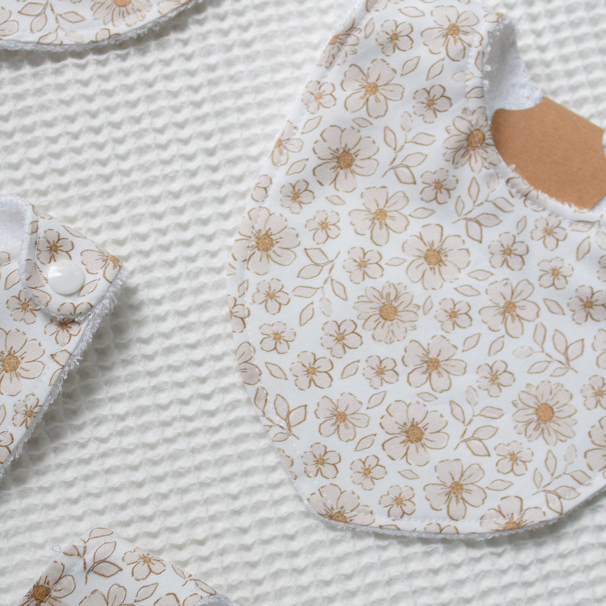 Bavoir - Blanc fleurs beige