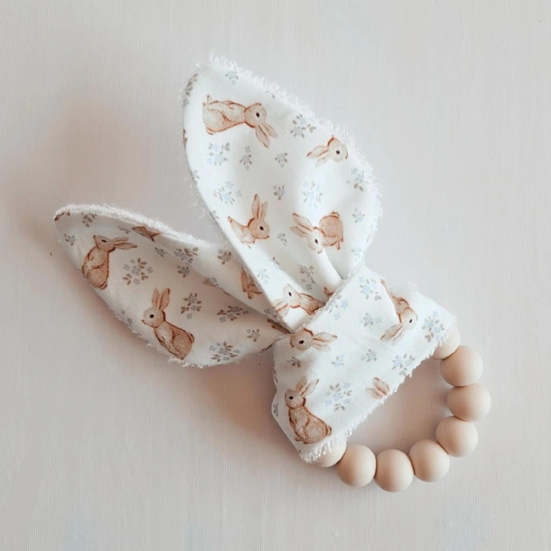Oreille de lapin - Lapin et fleurs bleues