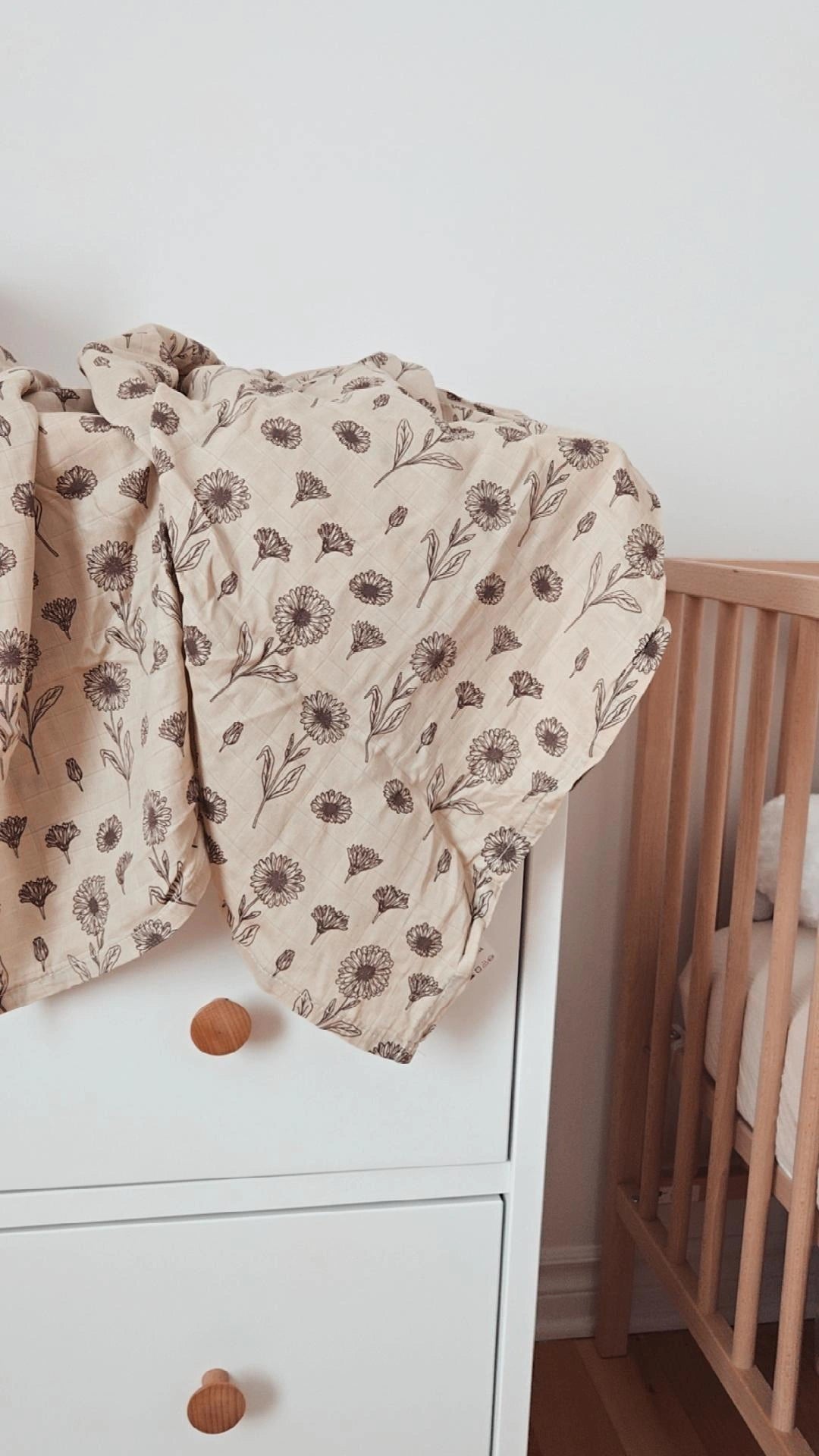 SOLDE - Mousseline  Fleur beige 47" x 47" 50% bamboo 50% coton