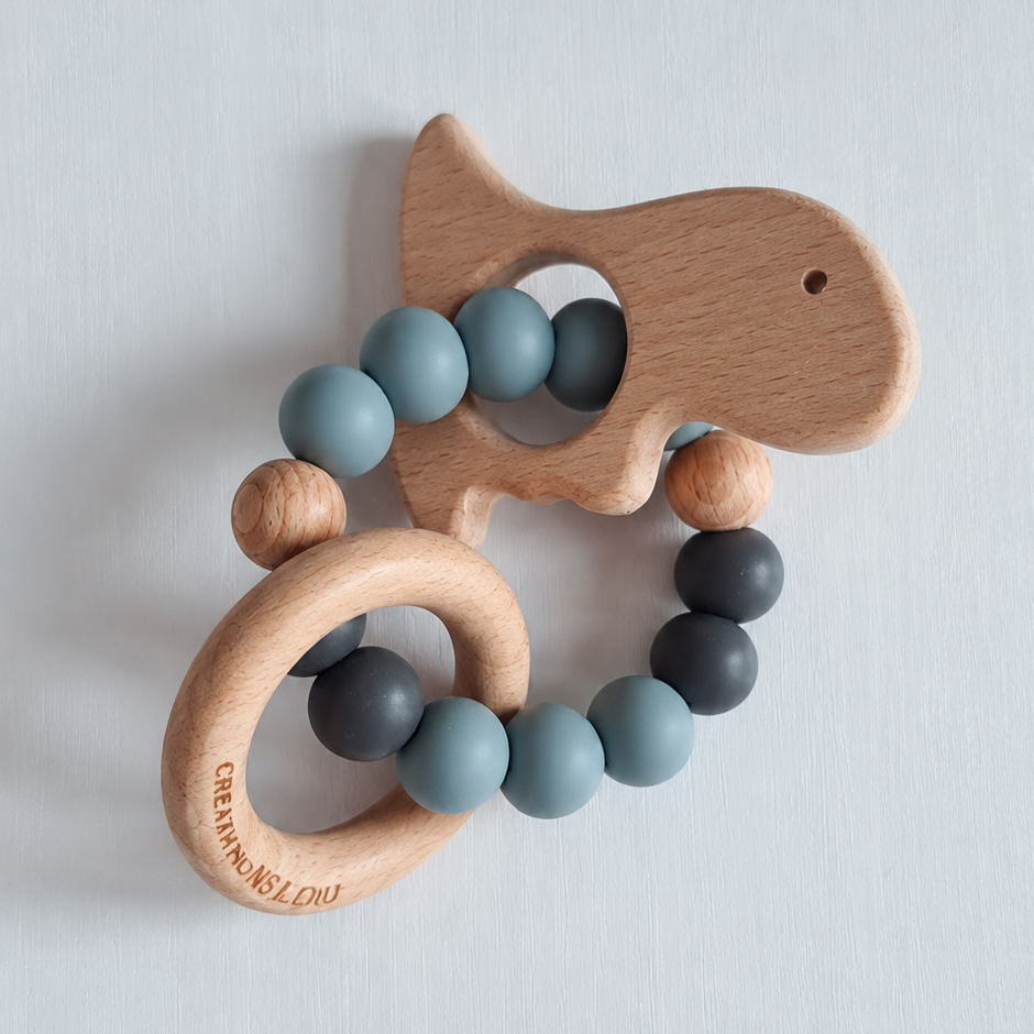 NOUVEAU - Hochet de dentition - Dino - Dusty blue & Charcoal