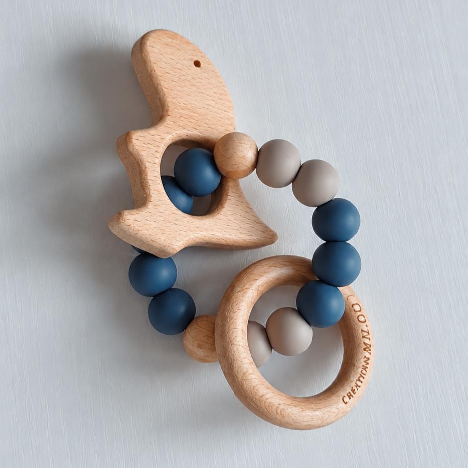 NOUVEAU -, Hochet de dentition - Dino Flannel blue et Mocha